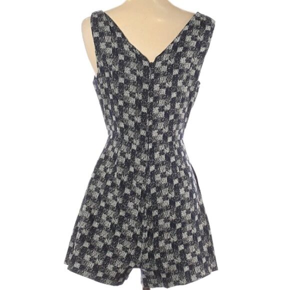 BCBGeneration Navy Jacquard Textured V Neck V Back Skort Romper Women’s Size 4 - Picture 2 of 14